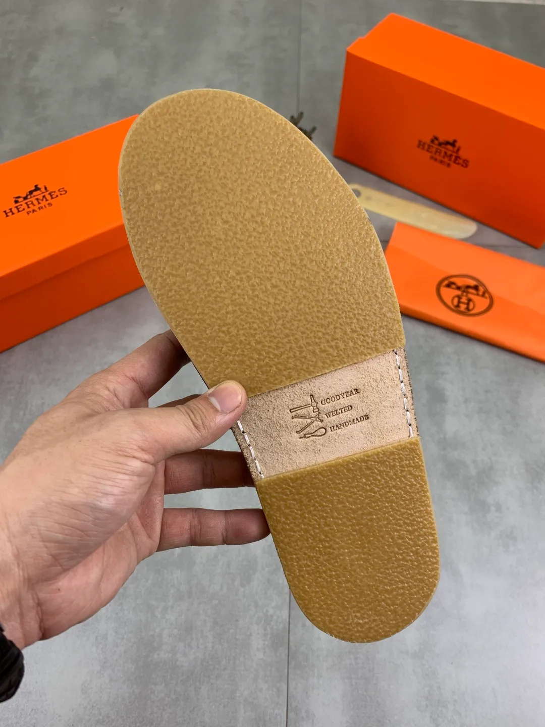 Men's men's shoes 💰P360 new model (genuine leather outsole series) new colors are coming simultaneously on the official website [HERMES] Hermès series: original development, original anatomy display, exclusive outsole [Material] Sole: original genuine leather sole with cow essence film 🌸. Fabric Original calfskin Lining: Imported cowhide, delicate and soft Code number: 38-44